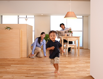 畳と比べ音が伝わりやすいデメリットは、どのような床材で階下の音を防ぐ遮音にするのか？